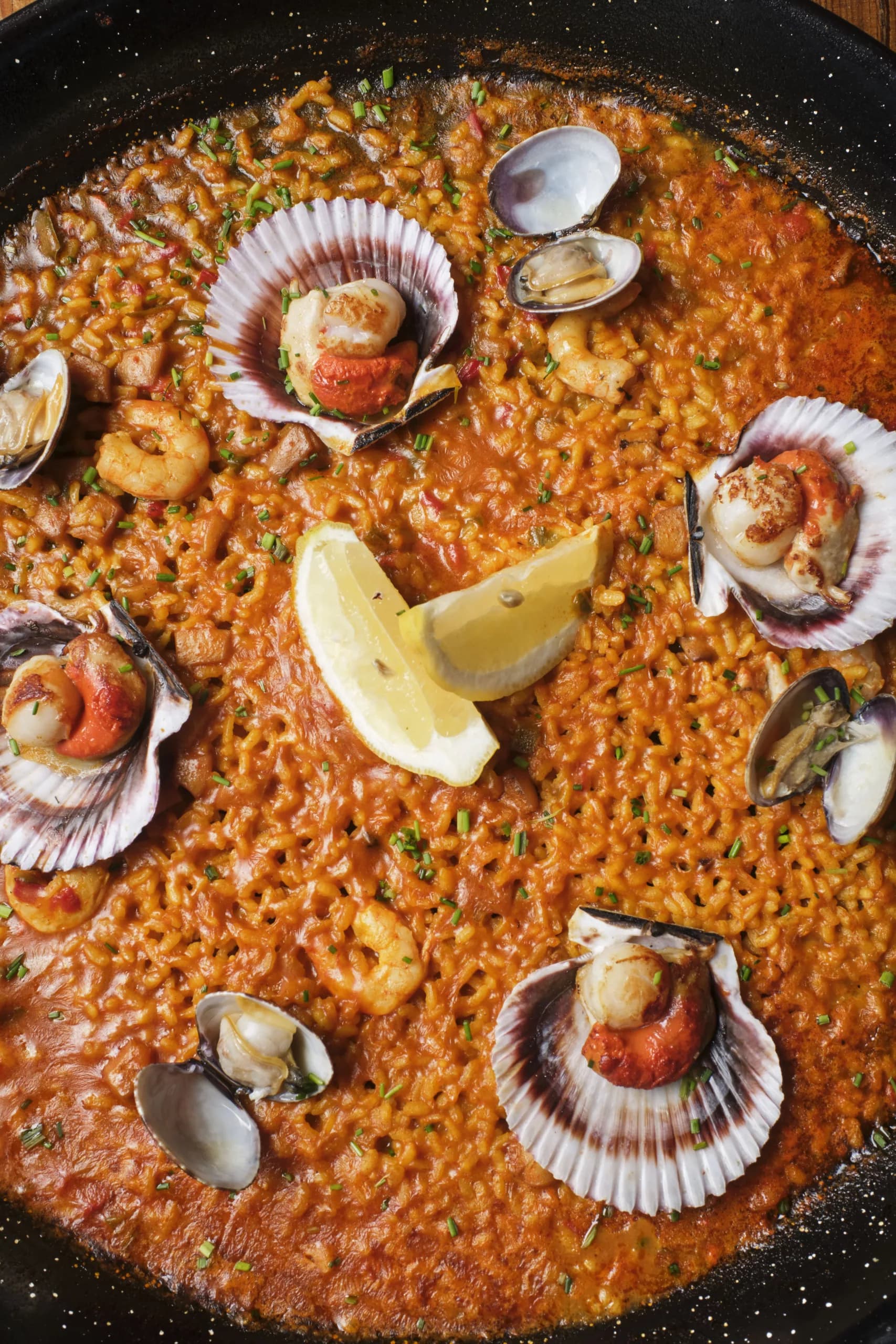 Dry rice with scallops, prawns and fish